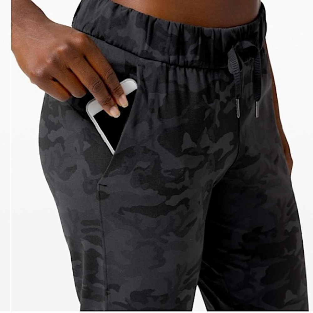 Lululemon On the Fly Straight Pants Size 10 Camo Like New - Picture 4 of 11